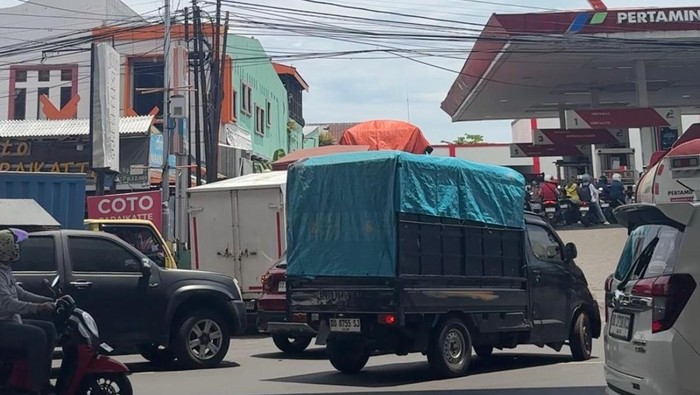 Antrean panjang kendaraan isi BBM di SPBU Pettarani, Makassar.