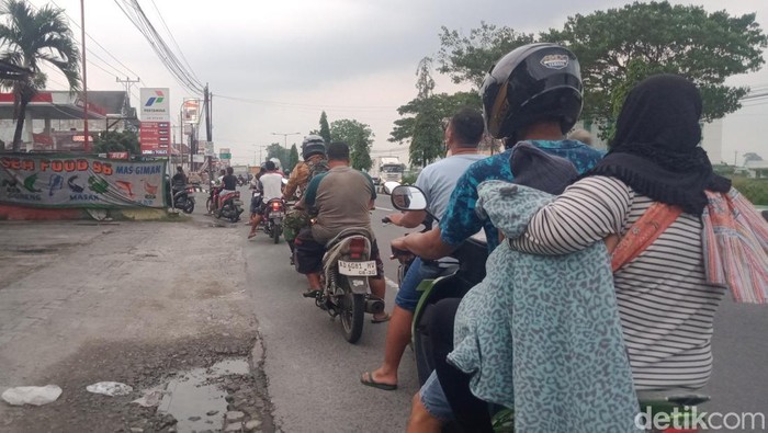 Antrean terjadi di beberapa SPBU di sepanjang jalan Jogja-Solo wilayah timur kota Klaten hingga Kecamatan Delanggu. 