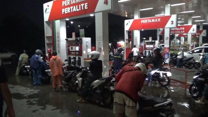 Antrean pengendara motor di sejumlah SPBU Jember