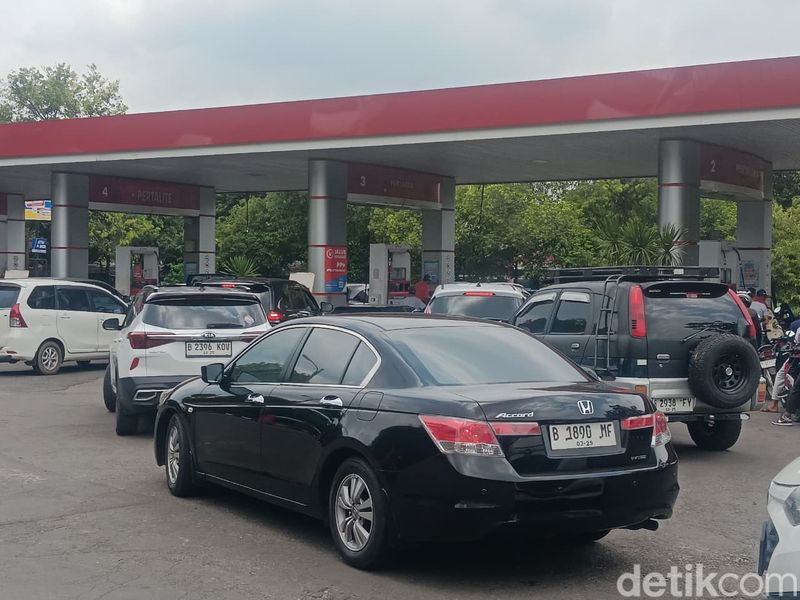 Antrean SPBU Pertamina Antrean SPBU Pertamina