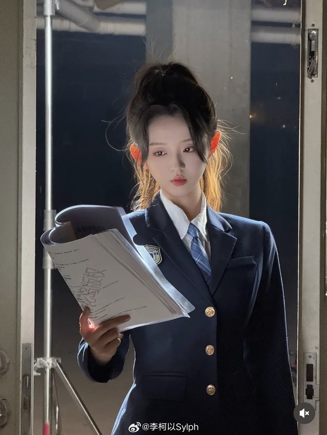 Perempuan lulusan Beijing Institute of Fashion Technology ini pun jadi aktris paling produktif di 2025. Li Keyi meledak sebagai pemeran utama dengan 29 drama dalam satu tahun. Foto: Dok. Weibo, Instagram