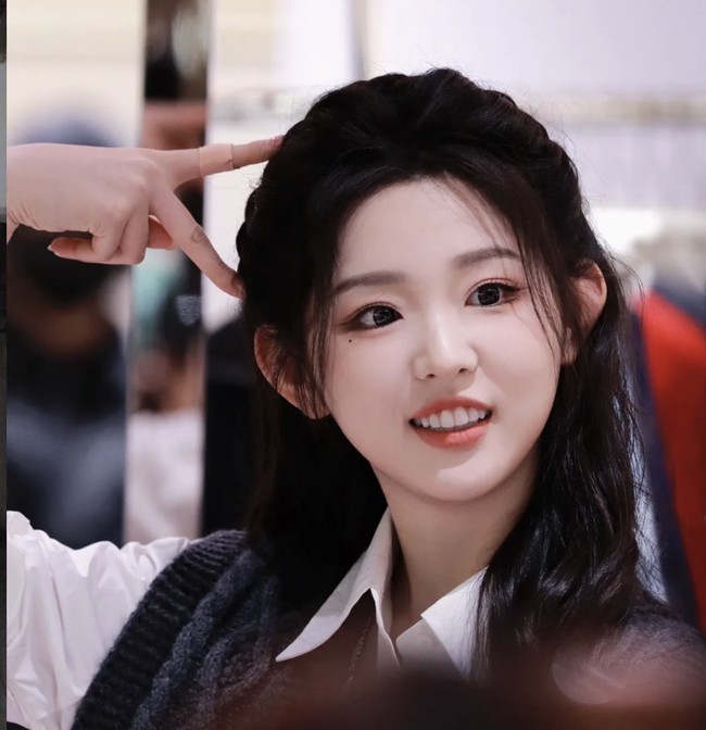 Aktris kelahiran 2000 ini mulai debut di dunia akting pada 2023. Li Keyi awalnya tidak berencana menjadi aktris, ketika sutradara Fan Bo Yang mengundangnya untuk membintangi drama pendek Assistant Li is so Charming. Foto: Dok. Weibo, Instagram