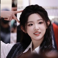Aktris kelahiran 2000 ini mulai debut di dunia akting pada 2023. Li Keyi awalnya tidak berencana menjadi aktris, ketika sutradara Fan Bo Yang mengundangnya untuk membintangi drama pendek Assistant Li is so Charming. Foto: Dok. Weibo, Instagram