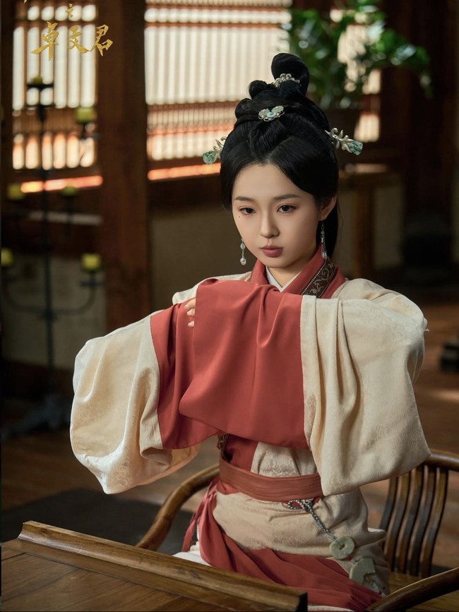 Banyak drama yang dibintangi Li Keyi meraih miliaran views. Selain namanya cepat dikenal oleh penonton online, ia pun mendapat julukan sebagai Ratu Drama Pendek China. Foto: Dok. Weibo, Instagram