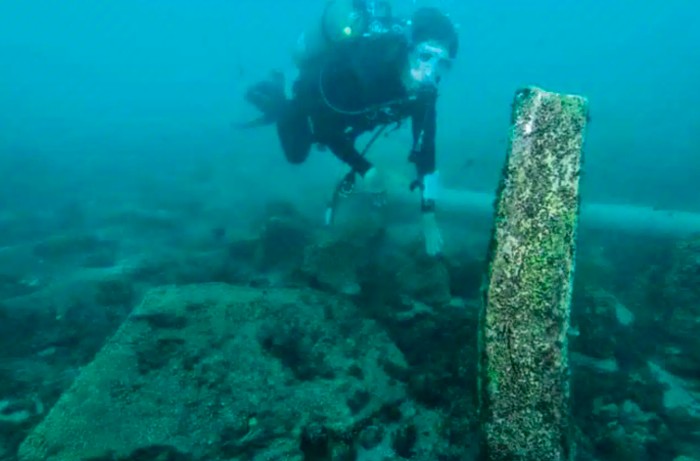 Monumen Terendam 1, kolom basal dan monumen 2, altar halus di bagian depan.