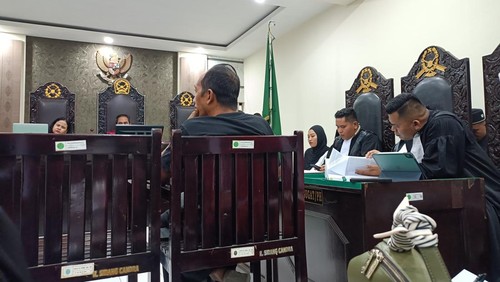 Ayah Brigadir Esco Faska Rely dihadirkan sebagai saksi kasus pembunuhan terhadap anaknya di PN Mataram, Selasa (31/3/2026). (Foto: Abdurrasyid Efendi/detikBali)