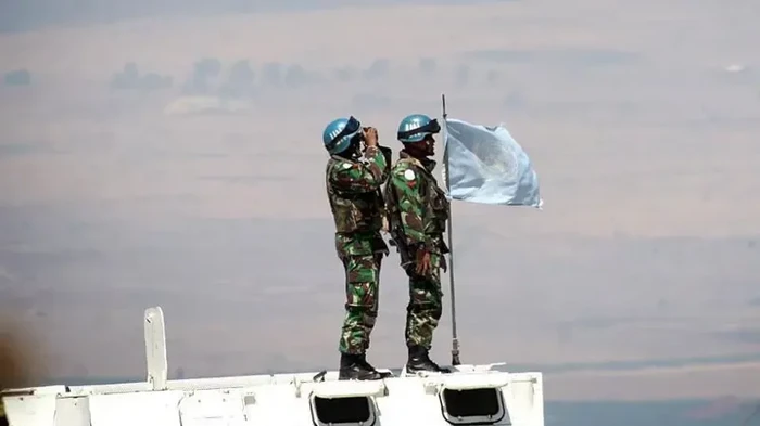 Foto ilustrasi: Tentara penjaga perdamaian Indonesia dari UNIFIL mengamati suatu area dari titik al-Abbad di perbatasan Lebanon-Israel, dekat Hula di Lebanon selatan, pada 8 Juli 2009.