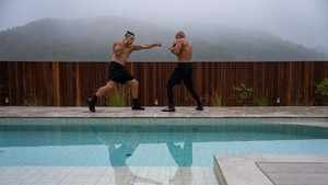 Rain mendeskripsikan Baek Jeong sebagai sosok seperti mesin. Di atas ring dia nyaris sempurna dengan kekuatan, kecepatan, dan teknik. Aksi Rain di Bloodhounds 2 bisa disaksikan mulai 3 April di Netflix. (Foto: dok. Netflix)