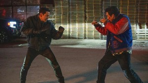 Lee Sang Yi memerankan Woo Jin dalam foto ini berhadapan dengan Tae Geom yang diperankan oleh Chansung 2PM. (Foto: dok. Netflix)
