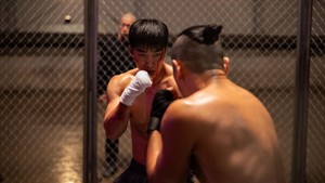 Woo Do Hwan memerankan Gun Woo, di sini dia sedang berhadapan dengan lawan baru bernama Baek Jeong yang diperankan Rain. (Foto: dok. Netflix)
