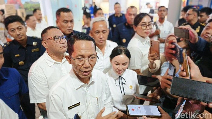 Kepala BP Batam Amsakar Achmad bersama Wakil Kepala BP Batam Li Claudia Chandra saat meninjau pelayanan keimigrasian di Pelabuhan Internasional Batam Center.