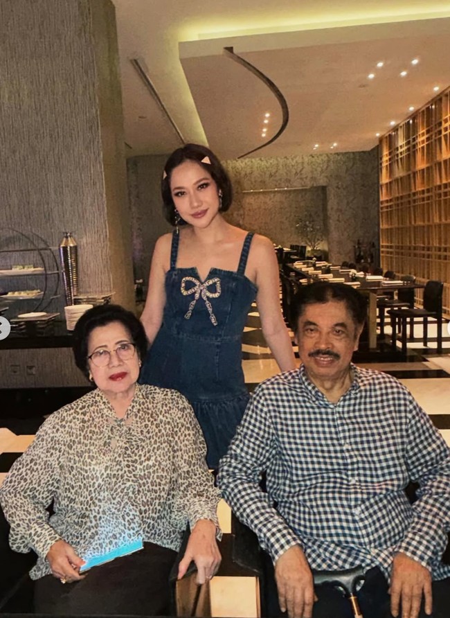 BCL baru saja merayakan ulang tahunnya bersama keluarga. Kini berusia 43 tahun, ibu satu orang anak itu terlihat makin cantik dan awet muda. Foto: Instagram/@itsmebcl