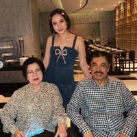 BCL baru saja merayakan ulang tahunnya bersama keluarga. Kini berusia 43 tahun, ibu satu orang anak itu terlihat makin cantik dan awet muda. Foto: Instagram/@itsmebcl