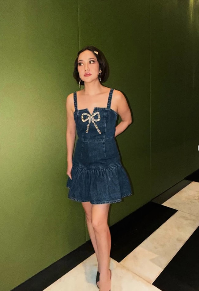 BCL tampil youthful dengan mini dress jeans tanpa lengan. Rambut pendeknya tampak tertata rapi dengan jepit manis di bagian kiri dan kanan. Foto: Instagram/@itsmebcl