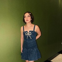BCL tampil youthful dengan mini dress jeans tanpa lengan. Rambut pendeknya tampak tertata rapi dengan jepit manis di bagian kiri dan kanan. Foto: Instagram/@itsmebcl
