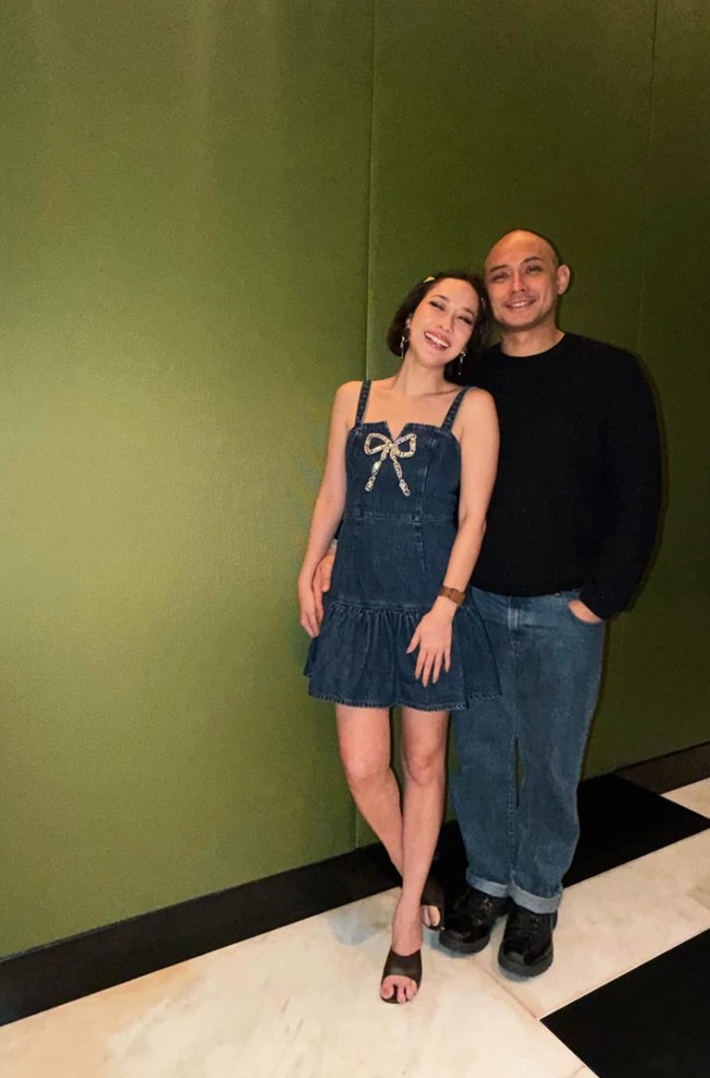 Sang suami, Tiko Aryawardhana, turut hadir menemani BCL. Ia tampil kompak dan serasi dengan sang istri, mengenakan atasan lengan panjang hitam dan celana panjang jeans. Foto: Instagram/@itsmebcl