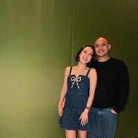 Sang suami, Tiko Aryawardhana, turut hadir menemani BCL. Ia tampil kompak dan serasi dengan sang istri, mengenakan atasan lengan panjang hitam dan celana panjang jeans. Foto: Instagram/@itsmebcl