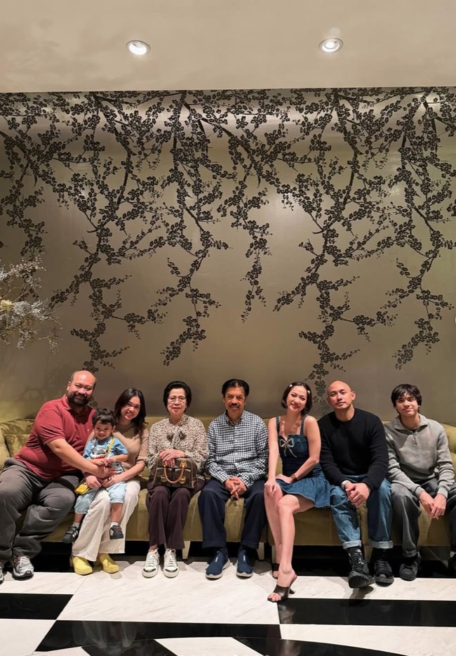 Yang tak kalah curi perhatian ialah putra BCL dengan Ashraf yang sudah semakin besar, Noah Sinclair. Tampil simpel dengan atasan lengan panjang abu-abu dan celana panjang jeans, Noah terlihat tampan. Foto: Instagram/@itsmebcl