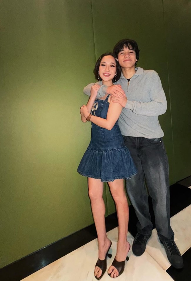 Tahun ini Noah berusia 16 tahun. Sudah kalahkan tinggi sang mama, penampilan keduanya disebut-sebut bak kakak-adik alih-alih ibu dan anak. Foto: Instagram/@itsmebcl