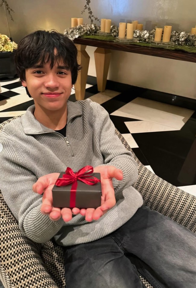 Banyak netizen yang ikut salfok melihat paras tampan Noah. Noah ganteng banget, tulis salah satu komentar. Noah ganteng nya kelewatan, komentar lain. Foto: Instagram/@itsmebcl
