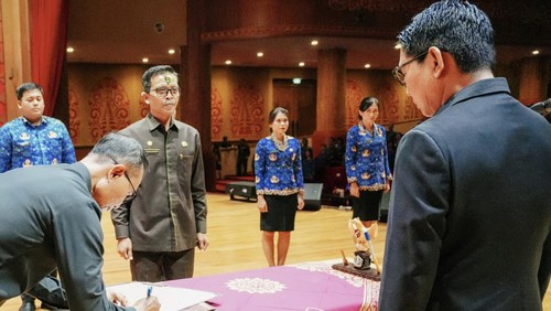 Bupati Adi Arnawa melantik Pejabat Pimpinan Tinggi Pratama dan menyerahkan SK PNS bagi CPNS hasil seleksi pengadaan PNS formasi tahun 2024 di Puspem Badung, Selasa (31/3). (Foto: Pemkab Badung)