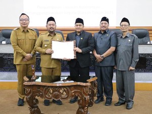 Gus Yani Pamer PAD Gresik Capai 98,58% Saat Sampaikan LKPJ 2025