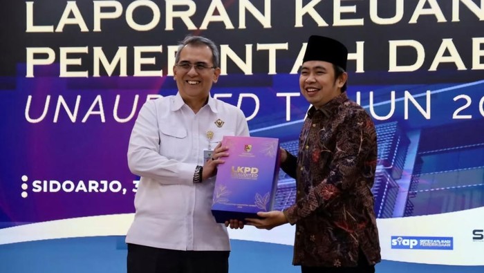 Bupati Jember Gus Fawait menyerahkan Laporan Keuangan Pemerintah Daerah (LKPD) ke BPK RI