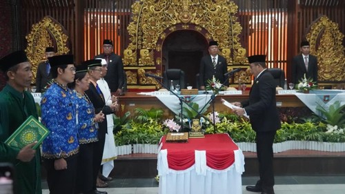 Bupati Karangasem I Gusti Putu Parwata saat melantik puluhan pejabat lingkungan Pemkab Karangasem, Selasa (31/3/2026). (Foto: Dok. Prokopim Karangasem)