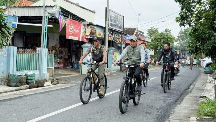 Bupati Kudus Sam’ani Intakoris dengan mengayuh sepeda dari kediaman menuju Pendapa Kabupaten Kudus, Selasa (31/3/2026).