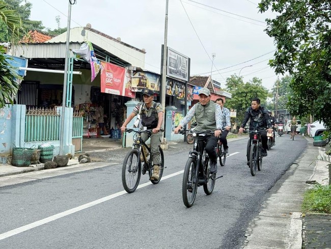 Bupati Kudus Sam’ani Intakoris dengan mengayuh sepeda dari kediaman menuju Pendapa Kabupaten Kudus, Selasa (31/3/2026).