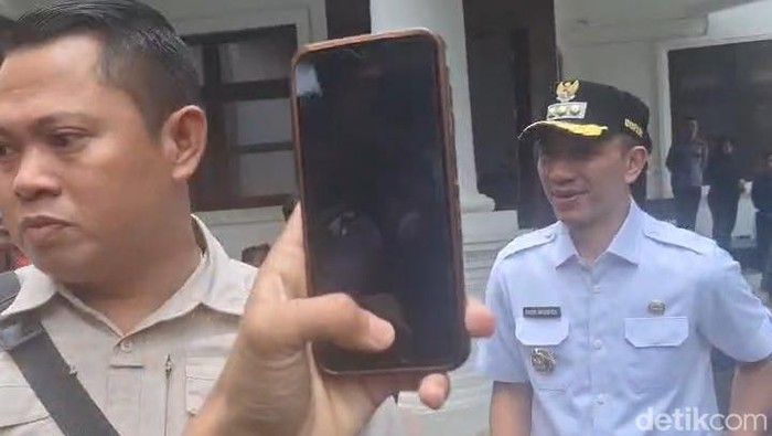 Bupati Lebak Hasbi Jayabaya dipanggil Gubernur Banten. (Arief/detikcom)