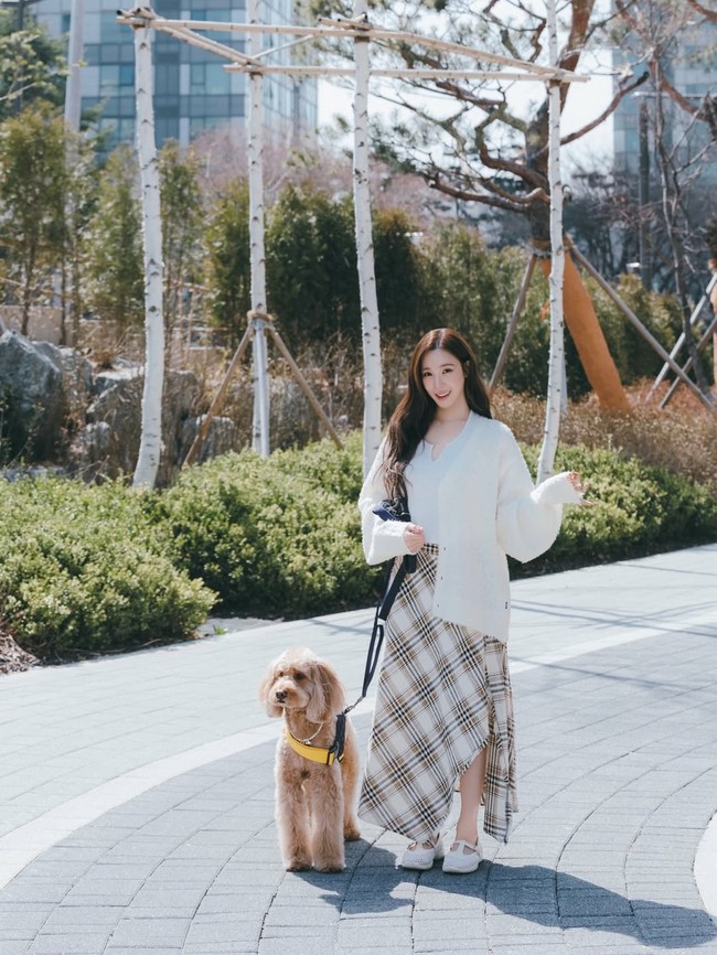 Meski pasutri itu tak muncul dalam satu frame, momen kebersamaan Byun Yo Han dan Tiffany Young dengan Bokja yang dibagikan di hari yang sama dianggap sebagai aksi lovestagram oleh para penggemarnya. Foto: Instagram