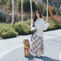 Meski pasutri itu tak muncul dalam satu frame, momen kebersamaan Byun Yo Han dan Tiffany Young dengan Bokja yang dibagikan di hari yang sama dianggap sebagai aksi lovestagram oleh para penggemarnya. Foto: Instagram