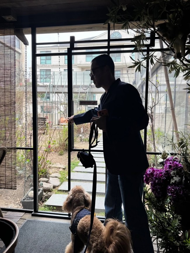 Byun Yo Han telah memelihara anjing kesayangannya Bokja selama 10 tahun. Sang aktor kerap membagikan foto menggendong Bokja, yang kini juga eksis di Instagram Tiffany Young untuk pemotretan endorsement sepatu. Foto: Instagram