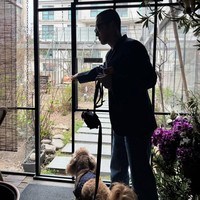 Byun Yo Han telah memelihara anjing kesayangannya Bokja selama 10 tahun. Sang aktor kerap membagikan foto menggendong Bokja, yang kini juga eksis di Instagram Tiffany Young untuk pemotretan endorsement sepatu. Foto: Instagram