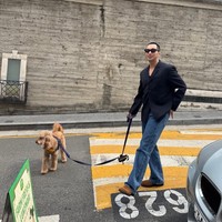 Sang aktor bergaya semi kasual dengan setelan jas hitam, denim jeans, dilengkapi kacamata hitam saat membawa anjingnya jalan-jalan. Tak sedikit penggemar yang menduga foto tersebut diambil oleh istrinya. Foto: Instagram