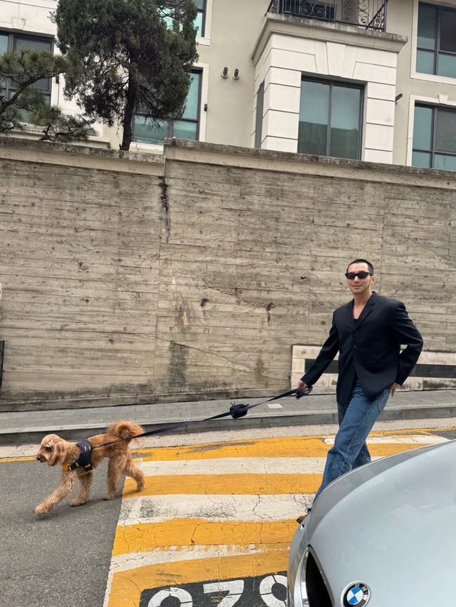 Byun Yo Han dan Tiffany Young SNSD memperlihatkan sekilas kehidupan pernikahan mereka lewat postingan Instagram. Keduanya membagikan foto saat membawa anjing peliharaannya jalan-jalan di hari yang sama. Foto: Instagram