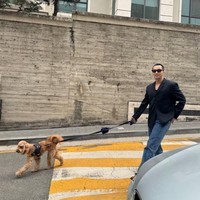 Byun Yo Han dan Tiffany Young SNSD memperlihatkan sekilas kehidupan pernikahan mereka lewat postingan Instagram. Keduanya membagikan foto saat membawa anjing peliharaannya jalan-jalan di hari yang sama. Foto: Instagram