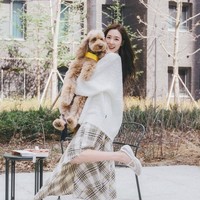 Sementara Tiffany Young tampil menawan dengan kardigan putih, rok bermotif scottish plaid, dan flatshoes senada. Aura bahagia terpancar dari wajah sang pengantin baru saat menggendong anjing suaminya. Foto: Instagram