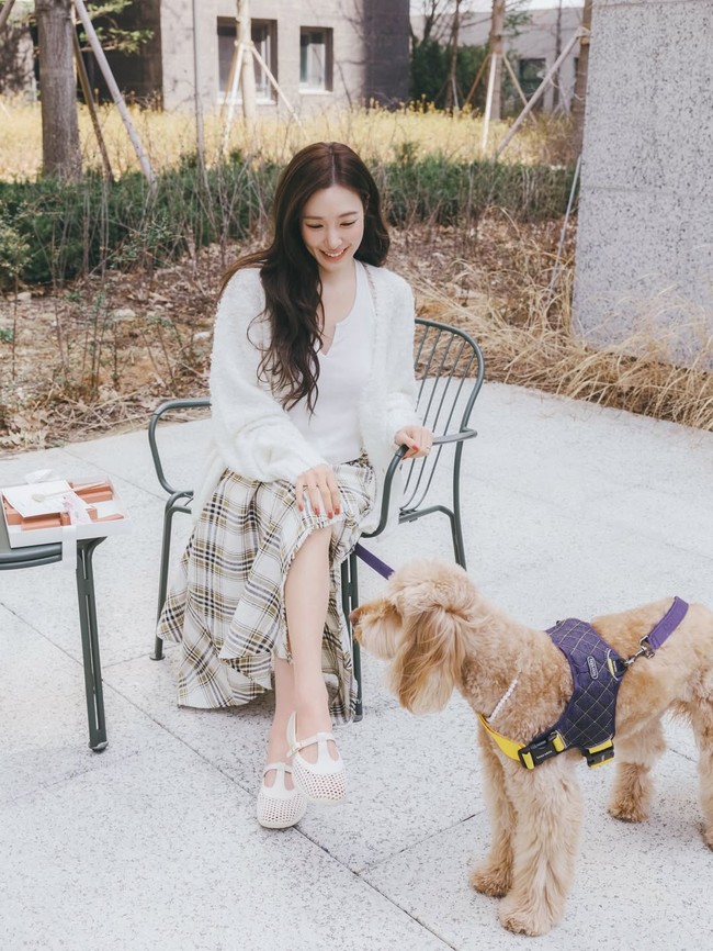 Pasangan itu baru mendaftarkan pernikahan pada 27 Februari 2026. Setelah tinggal bersama, kini Tiffany Young sudah akrab dengan anjing ras Goldendoodle berbulu coklat yang dipelihara suaminya. Foto: Instagram