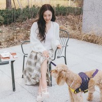 Pasangan itu baru mendaftarkan pernikahan pada 27 Februari 2026. Setelah tinggal bersama, kini Tiffany Young sudah akrab dengan anjing ras Goldendoodle berbulu coklat yang dipelihara suaminya. Foto: Instagram