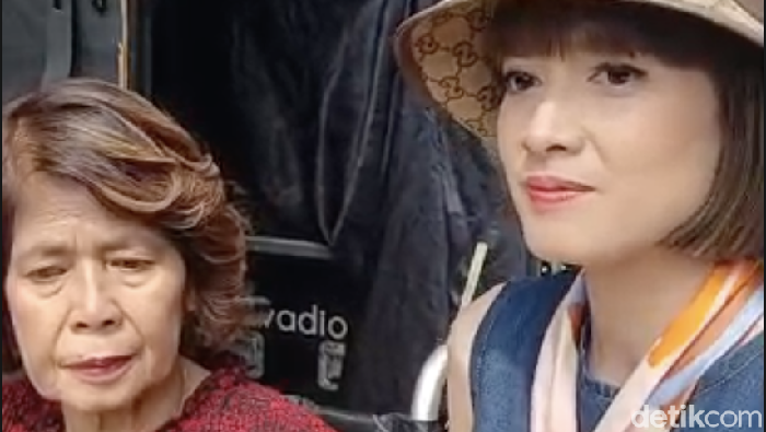 Chika Jessica dan ibunda di kawasan Mampang Prapatan, Jakarta Selatan, Selasa (31/3/2026).