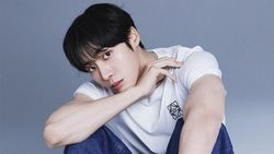 Awas Naksir! Choo Young Woo Tampil Clean & Simple di Foto Terbaru