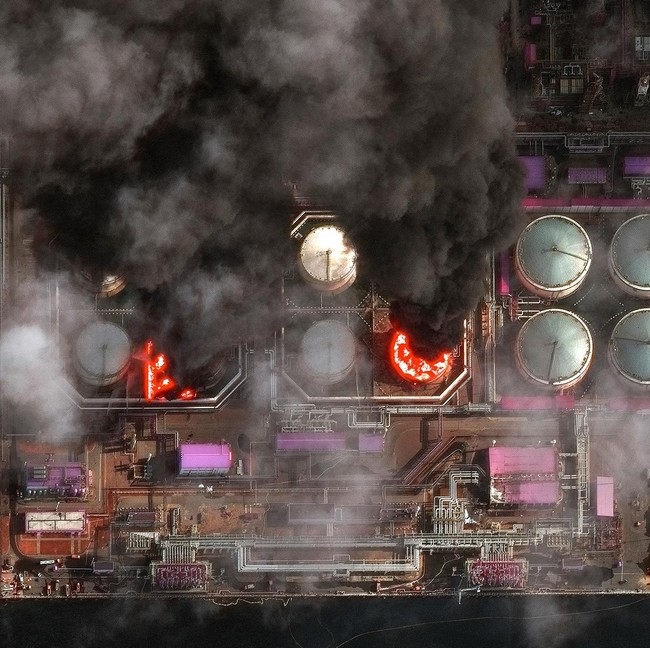 Citra Satelit Ungkap Kebakaran Tangki Minyak di Pelabuhan Rusia