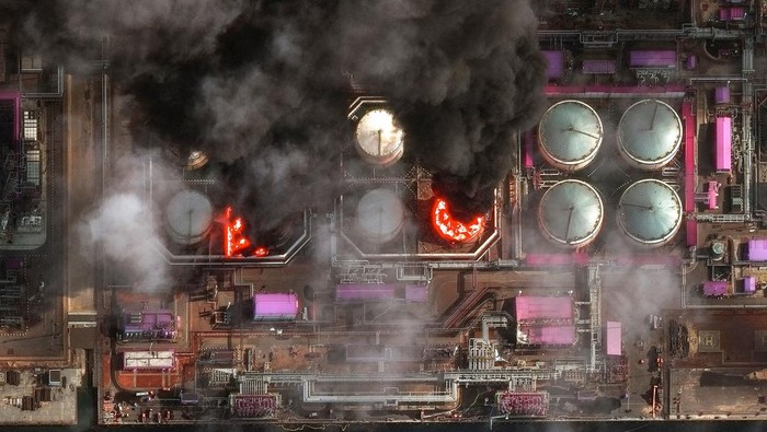 A satellite near-infrared image shows smoke rising from oil storage tanks at Russia's Baltic Sea port of Ust-Luga, which was struck multiple times in Ukrainian attacks, in Ust-Luga, Russia March 29, 2026. Vantor/Handout via REUTERS    THIS IMAGE HAS BEEN SUPPLIED BY A THIRD PARTY. NO RESALES. NO ARCHIVES. MANDATORY CREDIT. DO NOT OBSCURE LOGO.