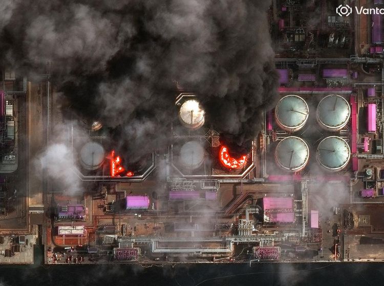 Citra Satelit Ungkap Kebakaran Tangki Minyak di Pelabuhan Rusia