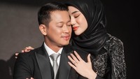 Atas dasar perjanjian pranikah, Clara Shinta berani terang-terangan membongkar perselingkuhan suaminya dengan wanita lain. Ia memperlihatkan di Instagram bahwa Muhammad Alexander video call nakal dengan wanita yang diduga bernama Bella. (Foto: dok Instagram clarashintareal)