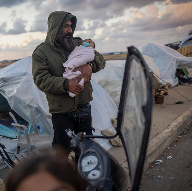Di Tengah Dentuman Bom, Pengungsi Beirut Bertahan di Tenda Darurat
