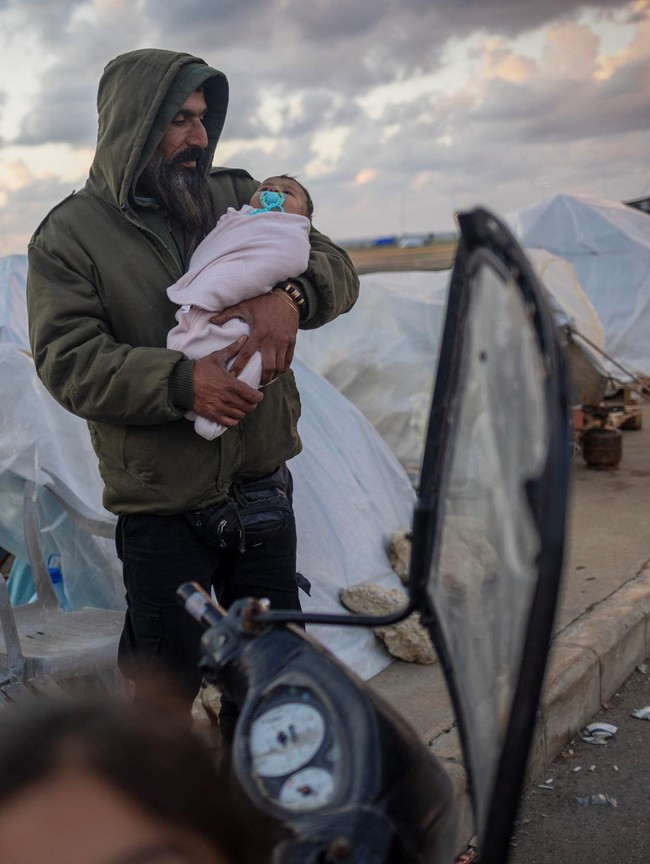 Di Tengah Dentuman Bom, Pengungsi Beirut Bertahan di Tenda Darurat