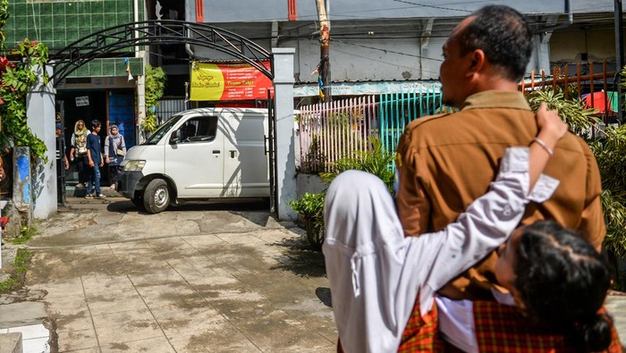 Siswa membawa Makanan Bergizi Gratis (MBG) untuk dibagikan di SDN Haurpancuh, Bandung, Jawa Barat, Selasa (31/3/2026). Data dari Badan Gizi Nasional (BGN) mencatat, hingga awal Maret 2026 program MBG telah menjangkau sekitar 61,2 juta penerima manfaat dan ditargetkan akan mencapai 82,9 juta penerima pada akhir 2026. ANTARA FOTO/Raisan Al Farisi